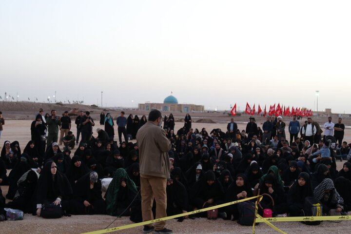 تصاویر/ بازدید طلاب حوزه علمیه خواهران از منطقه عملیاتی شلمچه با روایتگری حاج حسین یکتا