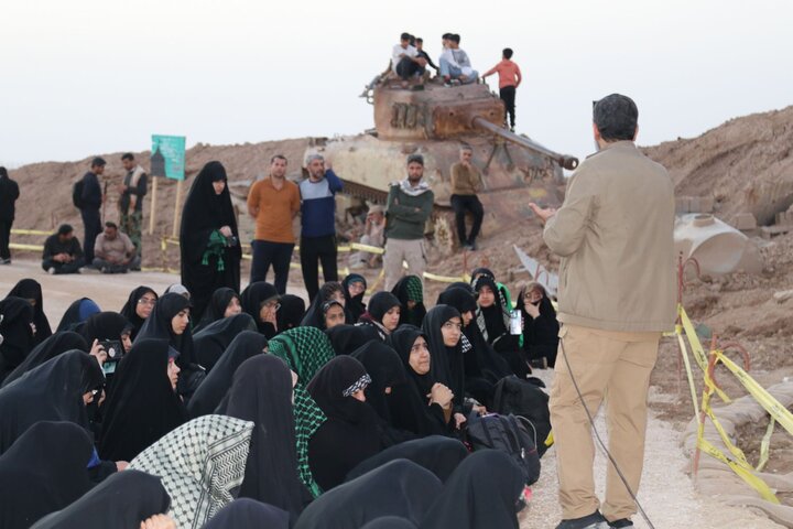 تصاویر/ بازدید طلاب حوزه علمیه خواهران از منطقه عملیاتی شلمچه با روایتگری حاج حسین یکتا