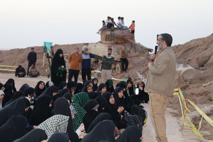 تصاویر/ بازدید طلاب حوزه علمیه خواهران از منطقه عملیاتی شلمچه با روایتگری حاج حسین یکتا