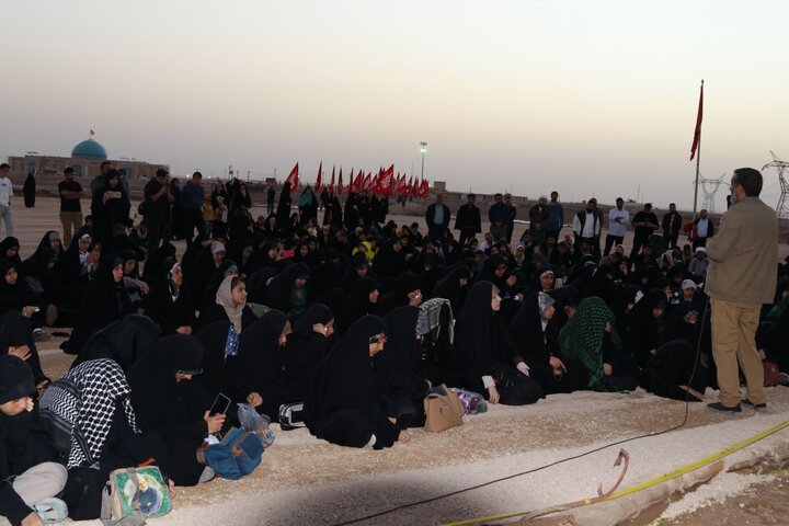 تصاویر/ بازدید طلاب حوزه علمیه خواهران از منطقه عملیاتی شلمچه با روایتگری حاج حسین یکتا