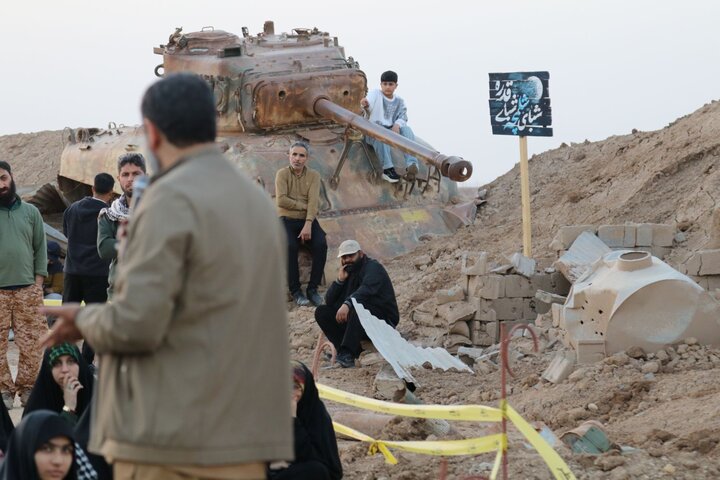 تصاویر/ بازدید طلاب حوزه علمیه خواهران از منطقه عملیاتی شلمچه با روایتگری حاج حسین یکتا