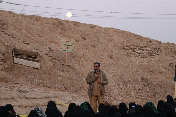 تصاویر/ بازدید طلاب حوزه علمیه خواهران از منطقه عملیاتی شلمچه با روایتگری حاج حسین یکتا