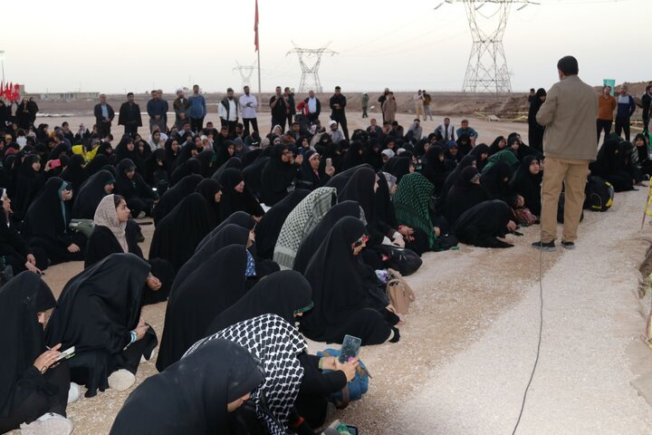 تصاویر/ بازدید طلاب حوزه علمیه خواهران از منطقه عملیاتی شلمچه با روایتگری حاج حسین یکتا