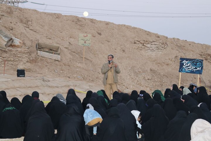 تصاویر/ بازدید طلاب حوزه علمیه خواهران از منطقه عملیاتی شلمچه با روایتگری حاج حسین یکتا