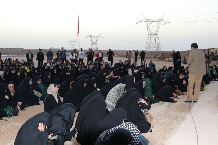 تصاویر/ بازدید طلاب حوزه علمیه خواهران از منطقه عملیاتی شلمچه با روایتگری حاج حسین یکتا