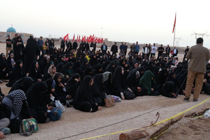 تصاویر/ بازدید طلاب حوزه علمیه خواهران از منطقه عملیاتی شلمچه با روایتگری حاج حسین یکتا