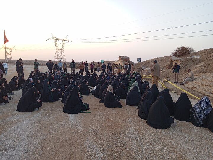 تصاویر/ بازدید طلاب حوزه علمیه خواهران از منطقه عملیاتی شلمچه با روایتگری حاج حسین یکتا