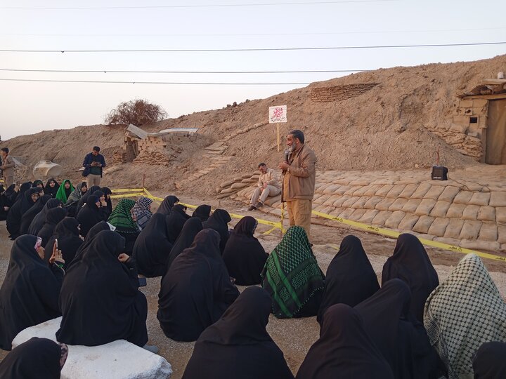 تصاویر/ بازدید طلاب حوزه علمیه خواهران از منطقه عملیاتی شلمچه با روایتگری حاج حسین یکتا