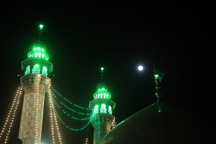 حرم حضرت معصومه (س)در شب میلاد امام زمان(عج) چراغان شد