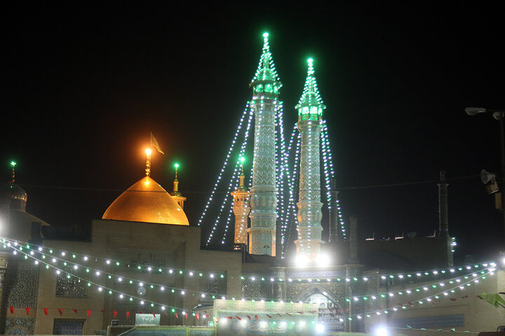 حرم حضرت معصومه (س)در شب میلاد امام زمان(عج) چراغان شد