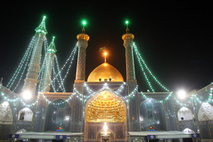 حرم حضرت معصومه (س)در شب میلاد امام زمان(عج) چراغان شد