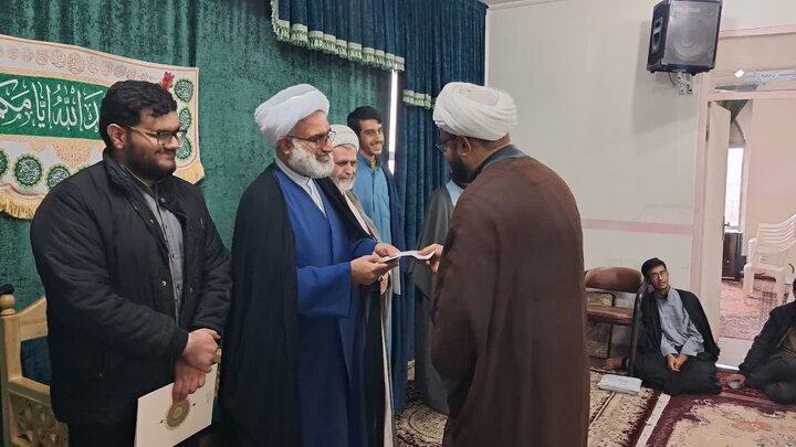 تصاویر/ آیین تجلیل از نویسندگان نشریه صراط مدرسه علمیه امیرالمومنین(ع) آران و بیدگل