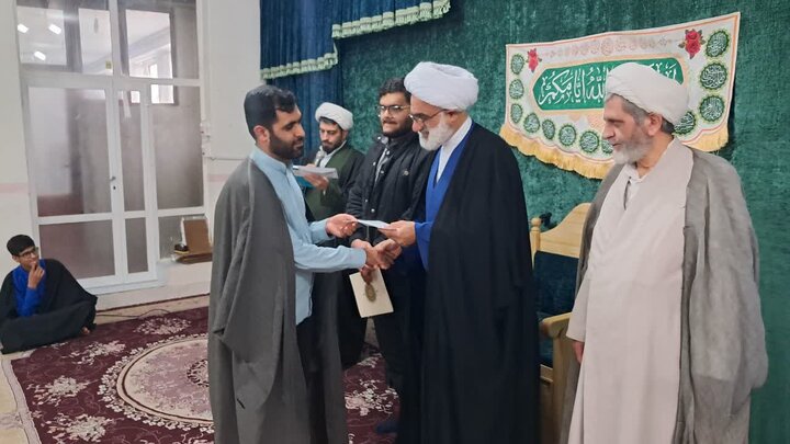 تصاویر/ آیین تجلیل از نویسندگان نشریه صراط مدرسه علمیه امیرالمومنین(ع) آران و بیدگل