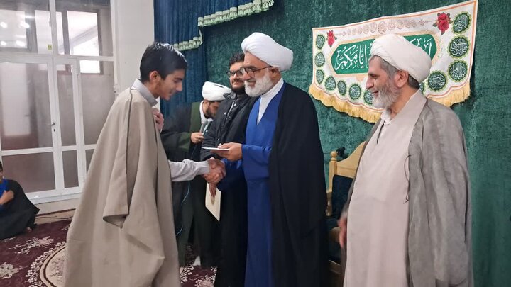 تصاویر/ آیین تجلیل از نویسندگان نشریه صراط مدرسه علمیه امیرالمومنین(ع) آران و بیدگل