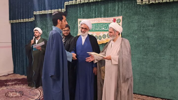 تصاویر/ آیین تجلیل از نویسندگان نشریه صراط مدرسه علمیه امیرالمومنین(ع) آران و بیدگل