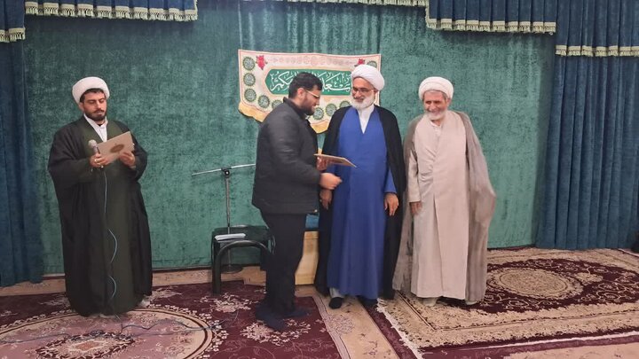 تصاویر/ آیین تجلیل از نویسندگان نشریه صراط مدرسه علمیه امیرالمومنین(ع) آران و بیدگل