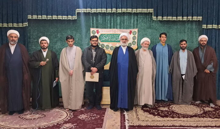 تصاویر/ آیین تجلیل از نویسندگان نشریه صراط مدرسه علمیه امیرالمومنین(ع) آران و بیدگل