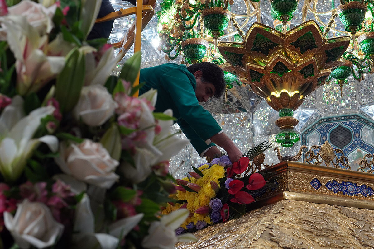 ضریح مطهر حرم حضرت معصومه (س) در آستانه نیمه شعبان غرق گل شد