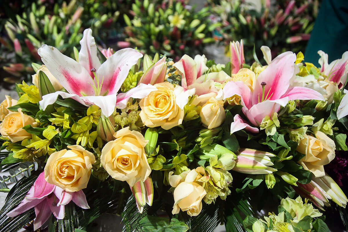 ضریح مطهر حرم حضرت معصومه (س) در آستانه نیمه شعبان غرق گل شد