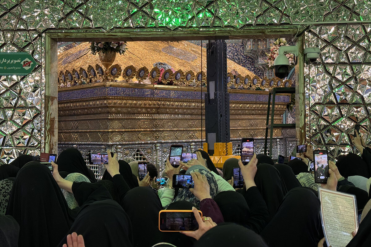 ضریح مطهر حرم حضرت معصومه (س) در آستانه نیمه شعبان غرق گل شد