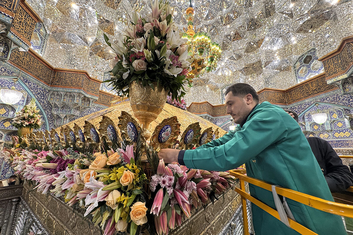 ضریح مطهر حرم حضرت معصومه (س) در آستانه نیمه شعبان غرق گل شد