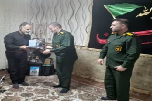دیدار فرماندهان سپاه کرمانشاه با خانواده شهید جمالی در آستانه نیمه شعبان و دهه فجر+عکس