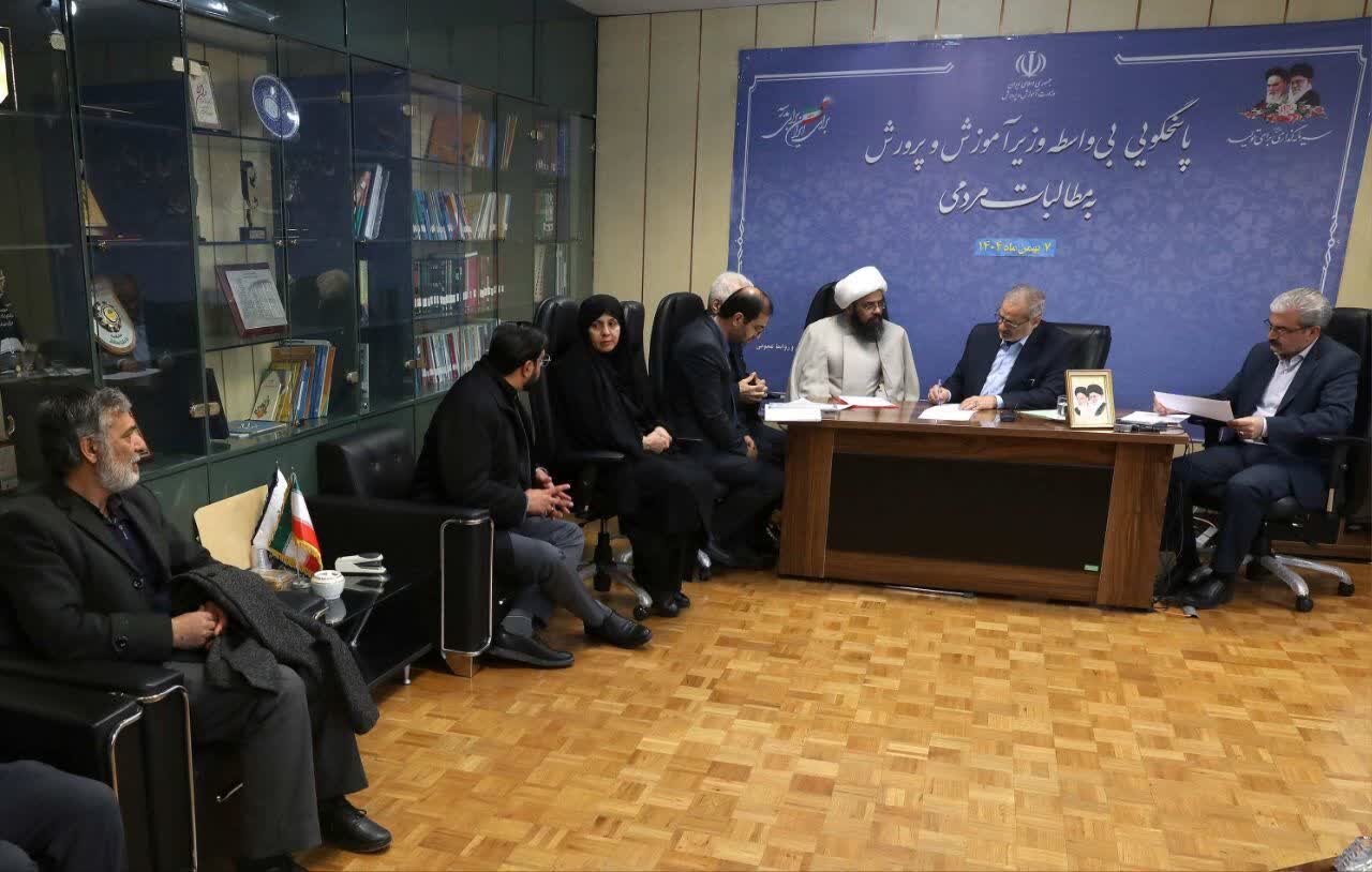 دیدار امام جمعه بخش قمصر با وزیر آموزش و پرورش