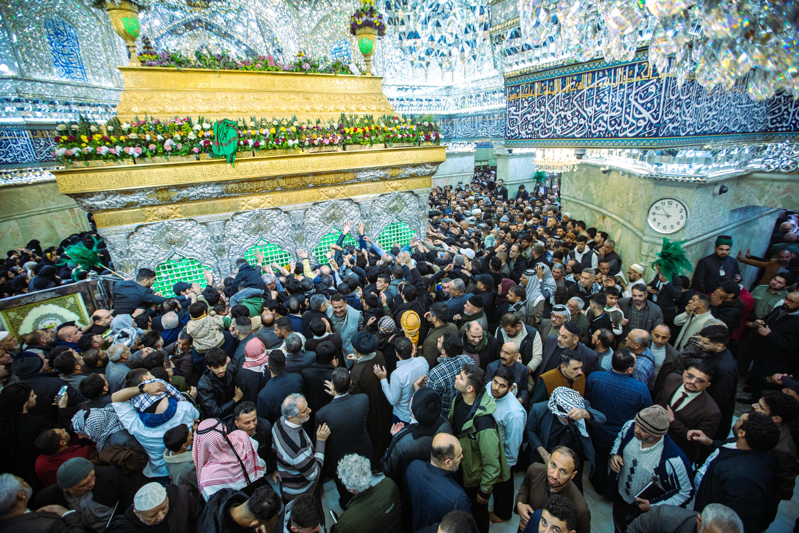 صور/ أجواء الزيارة والدعاء عند ضريح الإمام الحسين (عليه السلام) في يوم النصف من شعبان