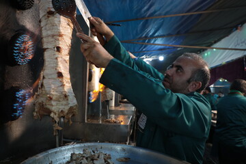 تصاویر/ پخت کباب ترکی در موکب امامزادگان قم