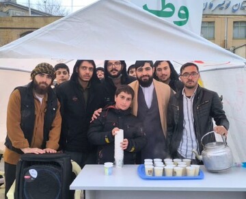 برپایی ایستگاه صلواتی توسط طلاب مدرسه علمیه شیخ علیخان زنگنه+ فیلم و تصاویر