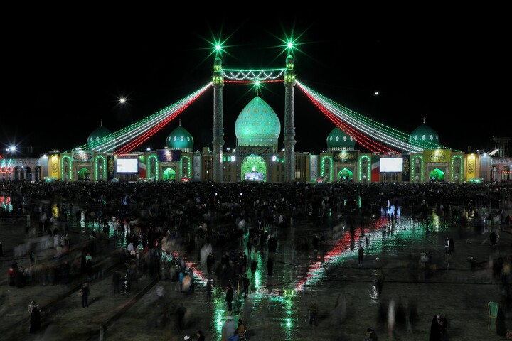تصاویر/ حال و هوای مسجد مقدس جمکران در شب نیمه شعبان