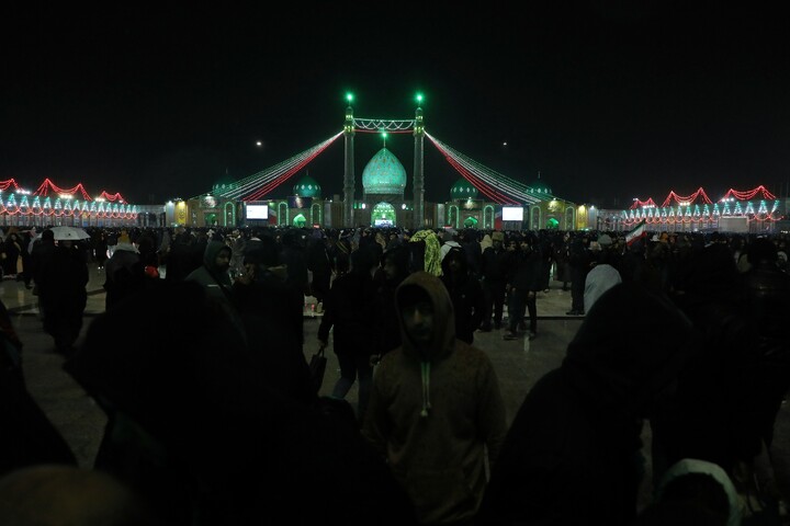 تصاویر/ حال و هوای مسجد مقدس جمکران در شب نیمه شعبان