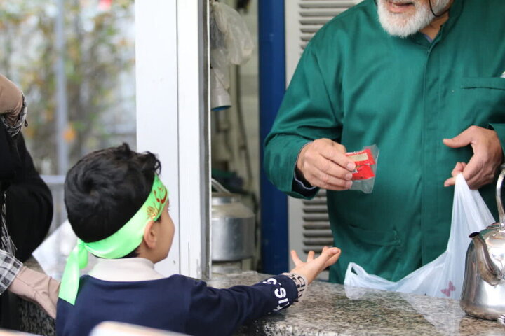 خدمت‌رسانی ایستگاه های صلواتی حرم بانوی کرامت در شب نیمه شعبان