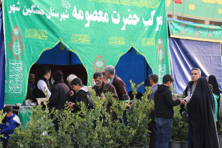 خدمت‌رسانی ایستگاه های صلواتی حرم بانوی کرامت در شب نیمه شعبان