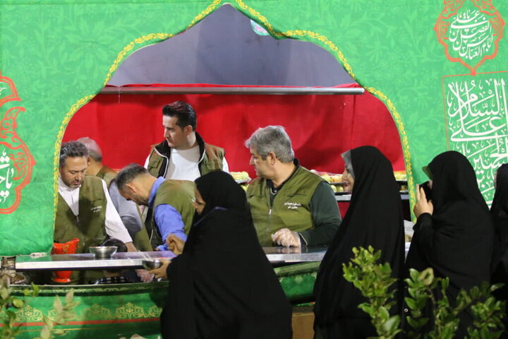 خدمت‌رسانی ایستگاه های صلواتی حرم بانوی کرامت در شب نیمه شعبان