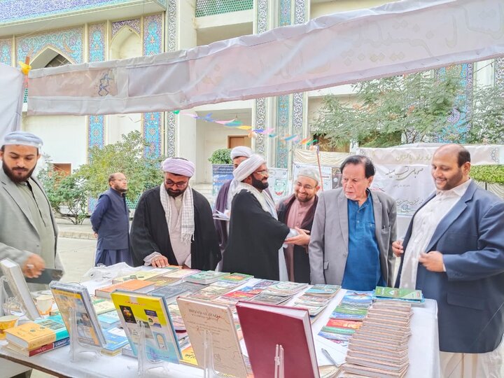 کراچی میں کتب نمائش؛ نمل یونیورسٹی کے طلباء و علماء کا دورہ