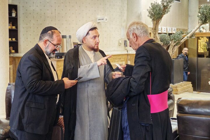 تصاویر/ گردهمایی رؤسای ادیان و مذاهب غیر اسلامی به مناسبت تولد حضرت مهدی(عج) در قم