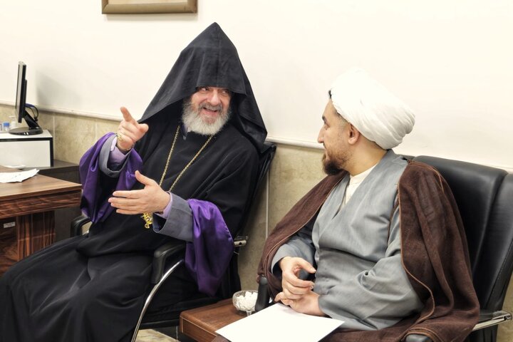 تصاویر/ گردهمایی رؤسای ادیان و مذاهب غیر اسلامی به مناسبت تولد حضرت مهدی(عج) در قم