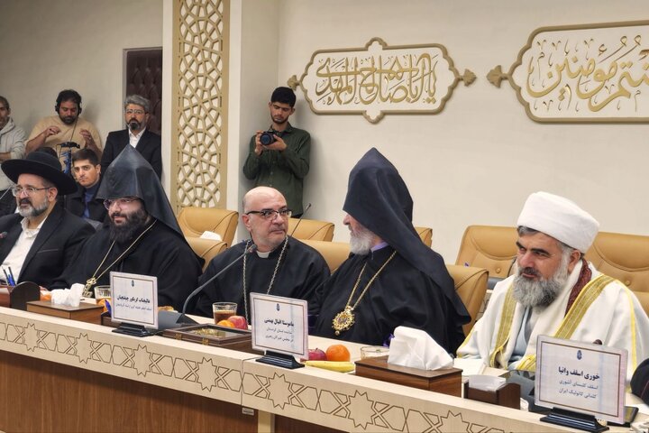 تصاویر/ گردهمایی رؤسای ادیان و مذاهب غیر اسلامی به مناسبت تولد حضرت مهدی(عج) در مسجد مقدس جمکران