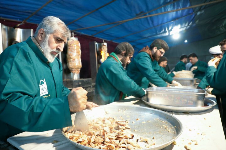 تصاویر/ پخت کباب ترکی در موکب امامزادگان قم