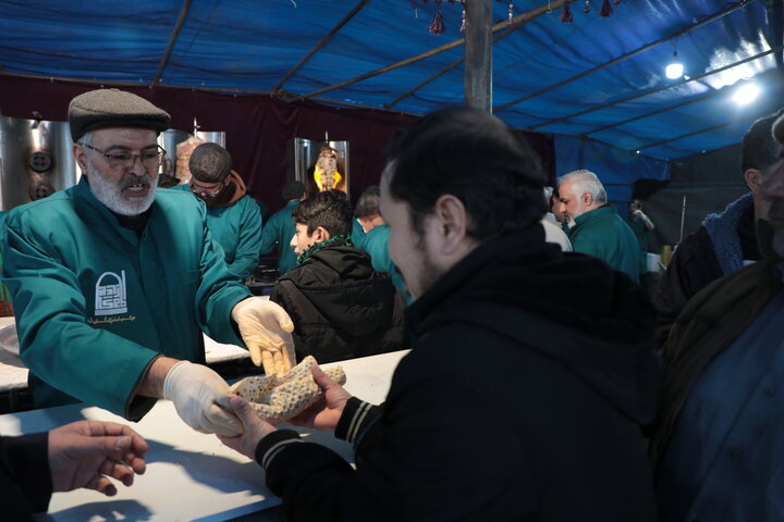 تصاویر/ پخت کباب ترکی در موکب امامزادگان قم