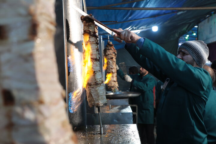 تصاویر/ پخت کباب ترکی در موکب امامزادگان قم