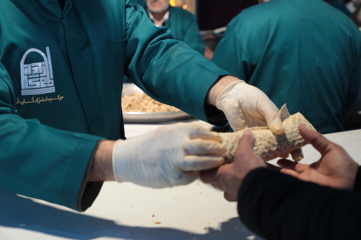 تصاویر/ پخت کباب ترکی در موکب امامزادگان قم