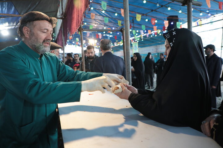 تصاویر/ پخت کباب ترکی در موکب امامزادگان قم