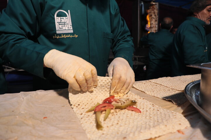 تصاویر/ پخت کباب ترکی در موکب امامزادگان قم