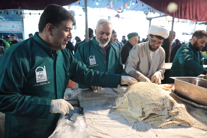 تصاویر/ پخت کباب ترکی در موکب امامزادگان قم