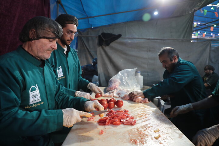 تصاویر/ پخت کباب ترکی در موکب امامزادگان قم