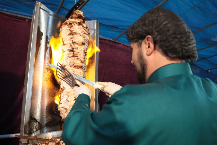 تصاویر/ پخت کباب ترکی در موکب امامزادگان قم