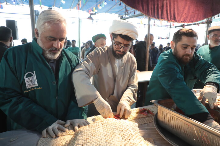 تصاویر/ پخت کباب ترکی در موکب امامزادگان قم