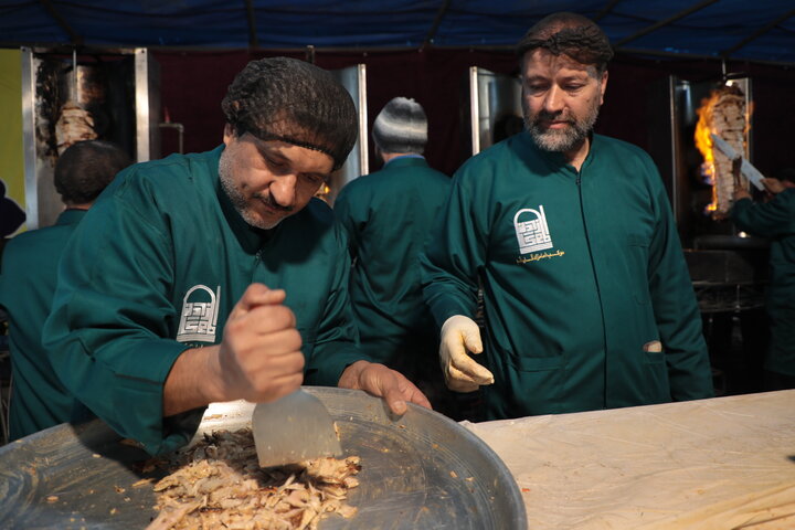 تصاویر/ پخت کباب ترکی در موکب امامزادگان قم